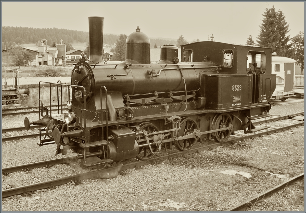 Die zierliche E 3/3 8523 der CTVJ (Compagnie du Train à vapeur de la Vallée de Joux) in Le Brassus, alter Bahnhof. Die Lok wurde 1915 gebaut.
(Bei der Bildbearbeitung wurde die ohnehin kaum in Erscheinung tretende Fahrleitung entfernt.) 

23. Juli 2006