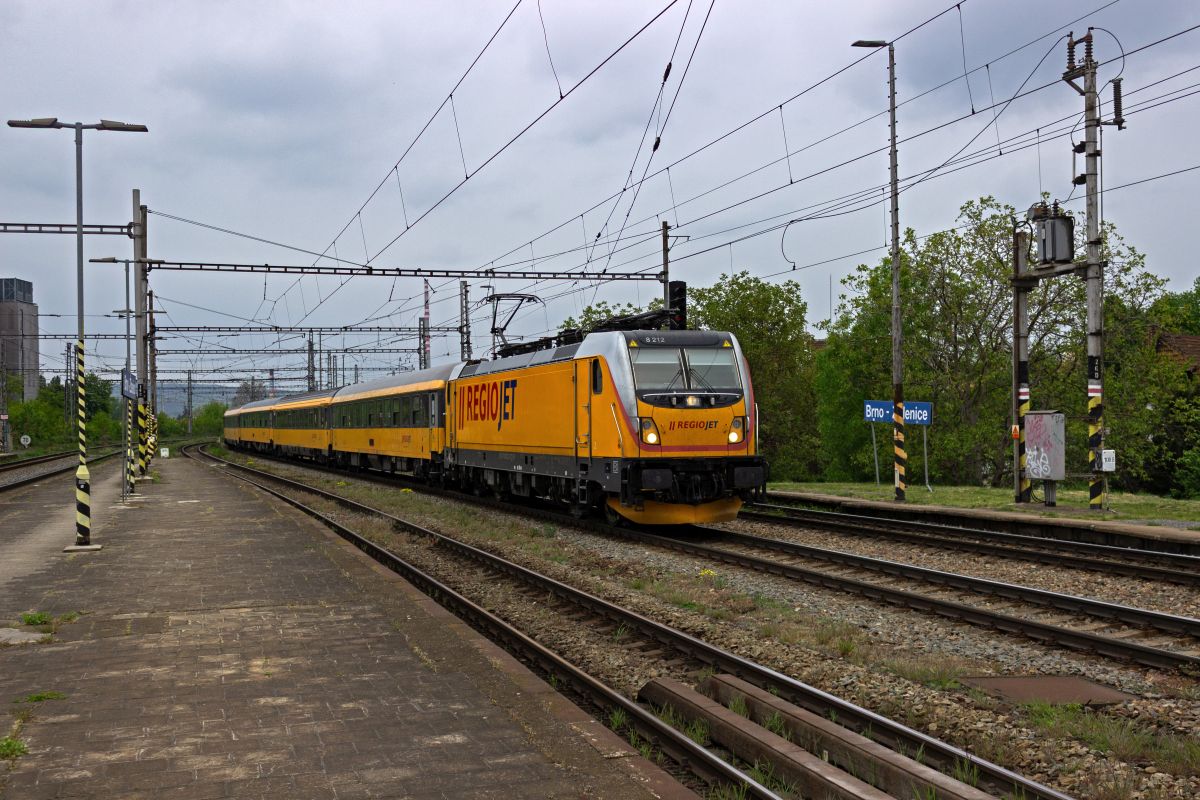 Die Zuggarnituren der Rychlik-Linie R8 Bohum�n-Brno fahren zum Umsetzen der Lok in den Rangierbahnhof Maloměřice. Die Zuggarnitur f�r R1117 mit 388 212 an der Spitze ist bereits auf dem R�ckweg zum hlavn� n�dra��, um Fahrg�ste f�r die Fahrt in Richtung Norden aufzunehmen.