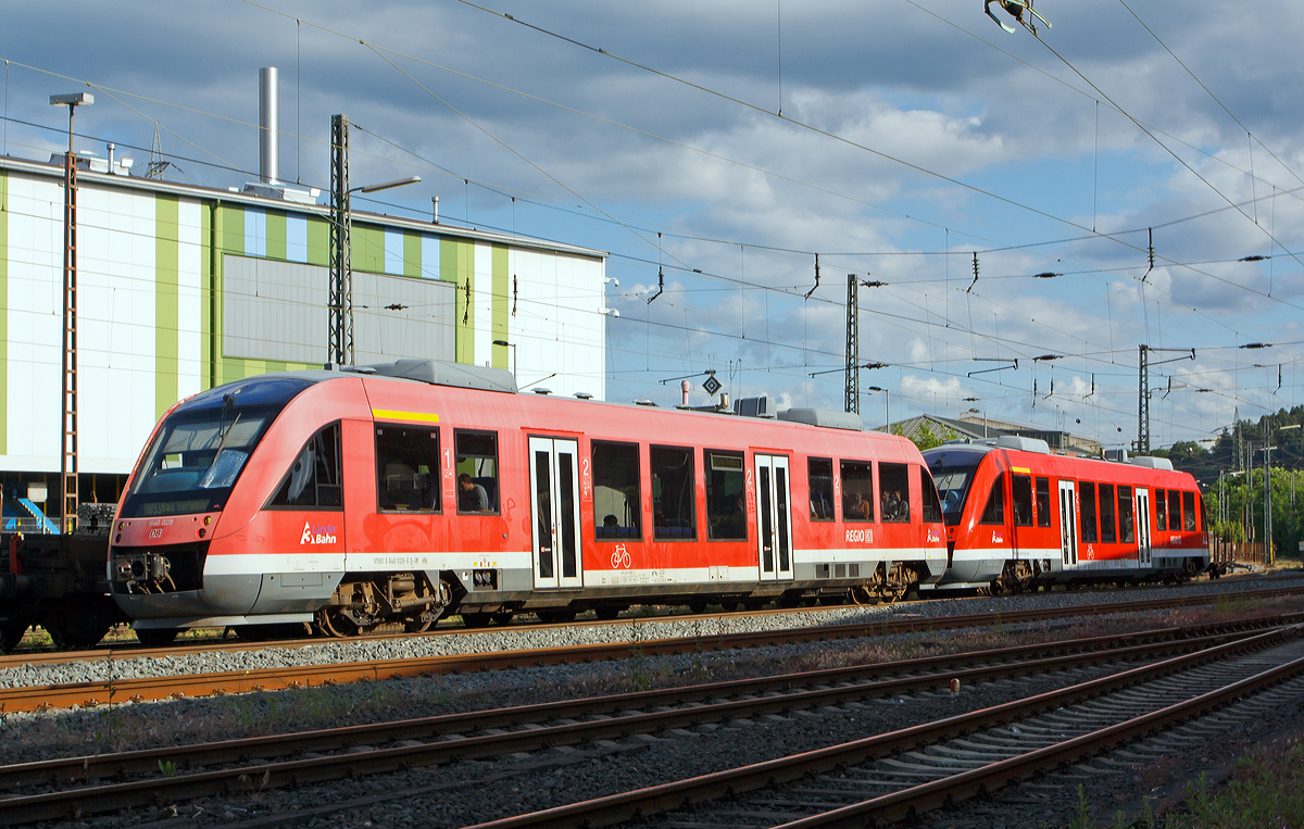 
Die zwei gekoppelten Alstom Coradia LINT 27 (Dieseltriebwagen 640 028 und 640 0xx) der DreiLänderBahn (DB Regio NRW) am 05.06.2014 kurz vor dem Bf Siegen-Geisweid. Sie fahren als RB 93  Rothaarbahn  (Siegen hbf - Kreuztal - Bad Berleburg).