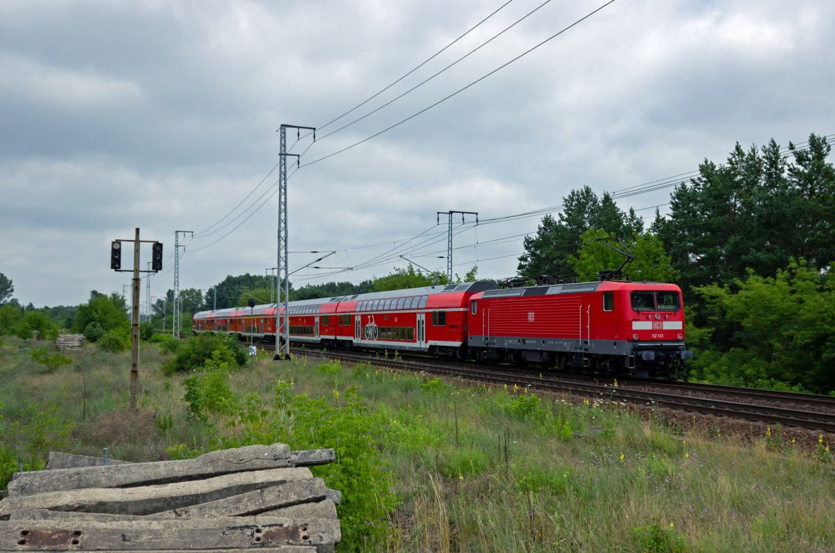 Diese Doppelstockgarnitur, die von 112 133 geschoben wurde, war offenbar durch die Stellwerksst�rung bei Teltow aus dem Takt geraten und ist als Betriebsfahrt ohne Fahrg�ste unterwegs nach Norden.