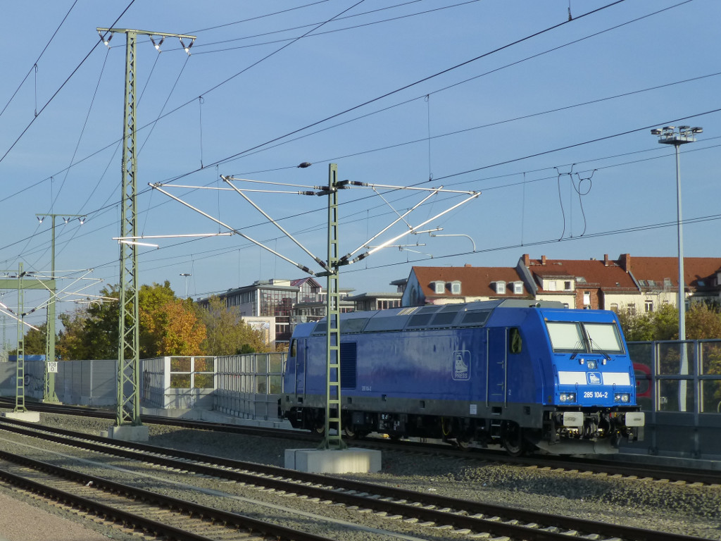 Diese Lok des Pressnitztalbahn wird als 92 88 0076 004-5 B-BTK, also als Lok des Bombardier-Pools, geführt. Hier am 12.10.15 in Erfurt Hbf auf dem südlichsten Gleis.