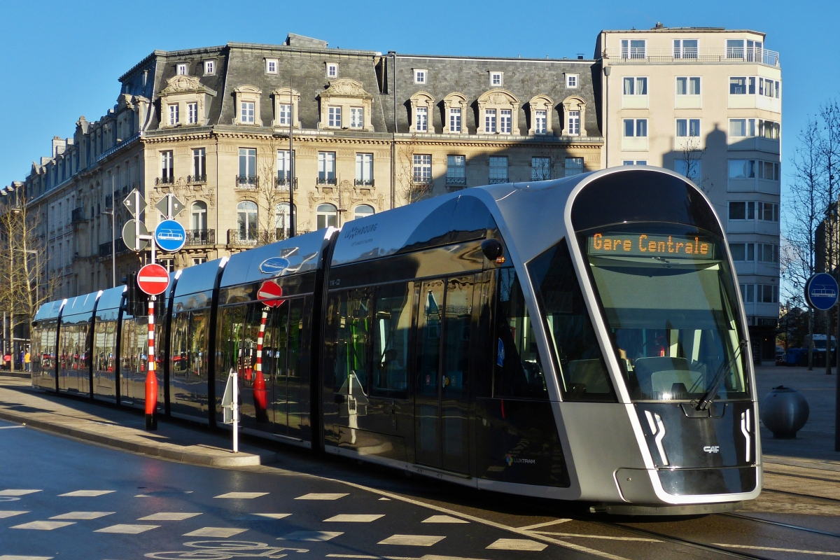 Diese Stra�enbahn hat soeben die letzte Haltestelle „Place de Paris“ in Richtung Hauptbahnhof von Luxemburg verlassen. 14.01.2022
