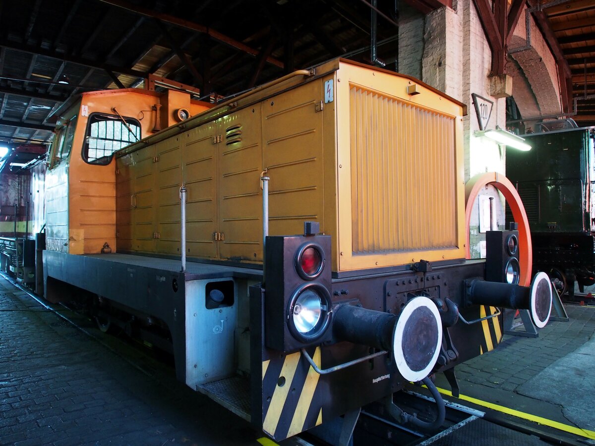 Diesel Rangiertraktor DR 102 (V 23) im Eisenbahnmuseum Halle am 20.07.2019.