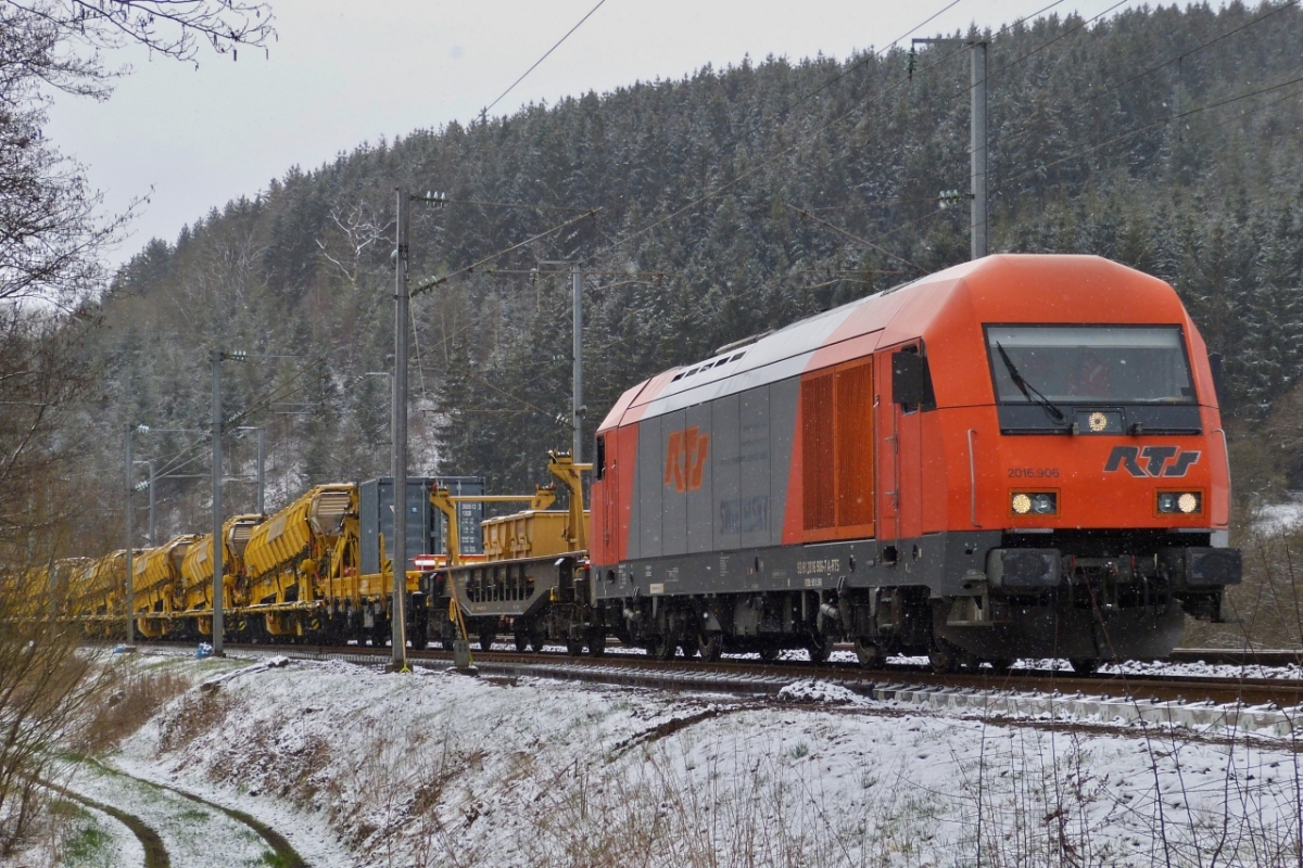 Diesellok 2016 906 schiebt den Gleisumbauzug im Schneckentempo über die Gleisbaustelle zwischen Mecher und Drauffelt. Hier ist die Lok am Kaaspelterhof unterwegs während der Anfang des Zuges sich schon der Ortschaft Drauffelt nähert. 07.04.2021