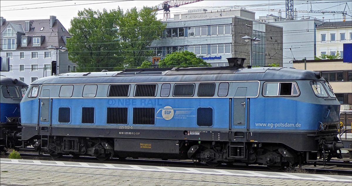 Diesellok 225 002-5 von Eisenbahn Gesellschaft Potsdam (EGP) steht abfahrtbereit mit eienm Kesselzug im Bahnhof von Mnchen Ost. 22.05.2019 (Hans)