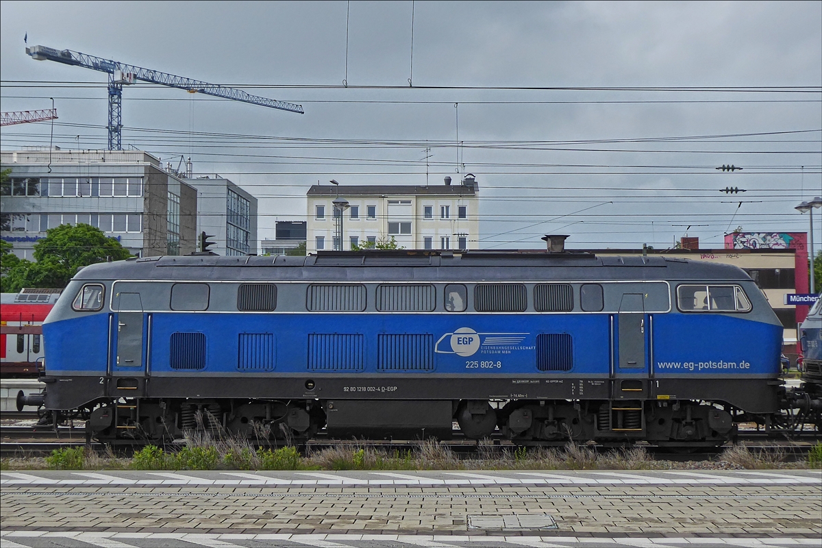 Diesellok 225 802-8 (EX 92 80 1218 002-4 D-EGP) von Eisenbahn Gesellschaft Potsdam (EGP) steht abfahrtbereit mit eienm Kesselzug im Bahnhof von Mnchen Ost. 22.05.2019 (Hans)