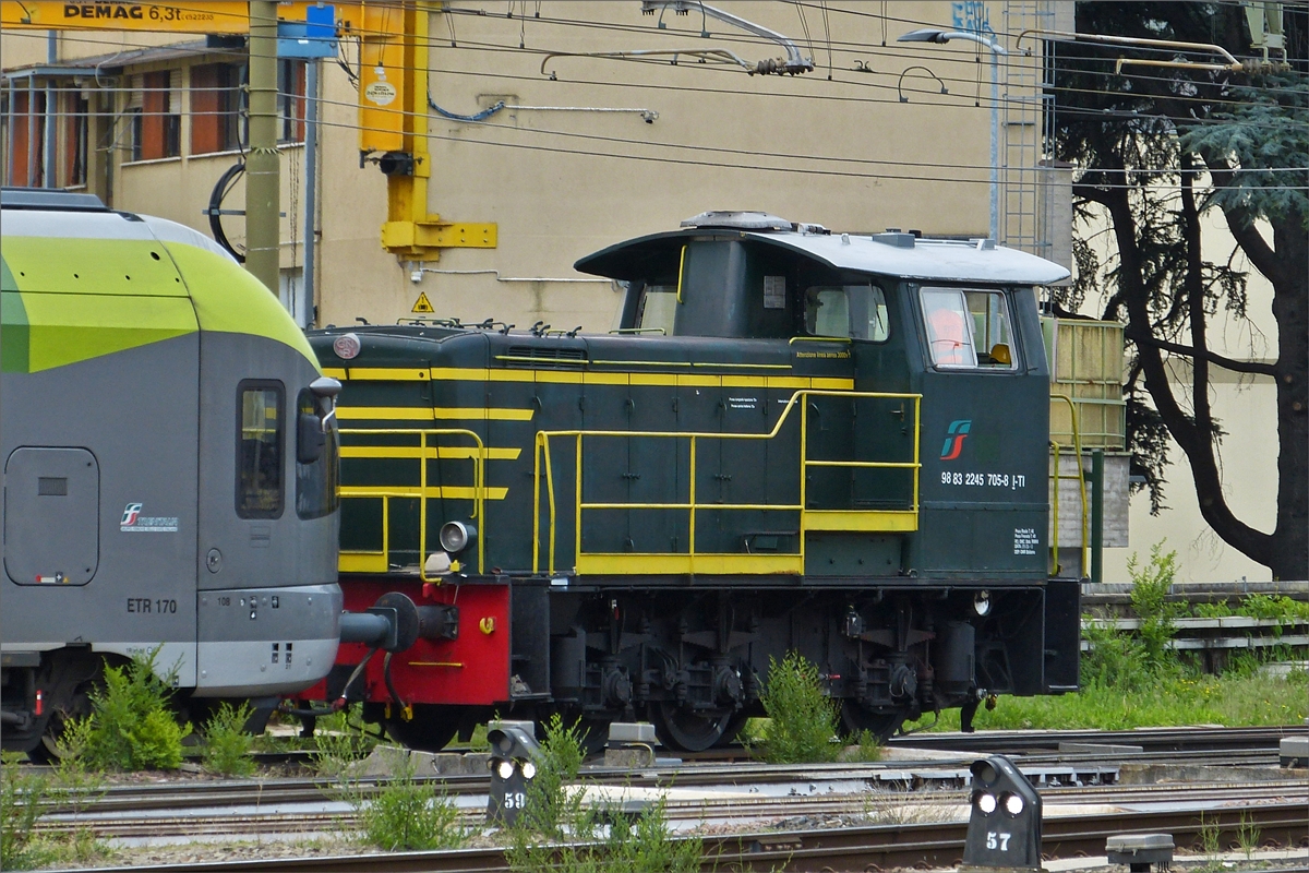 Diesellok 245 705-8 (98 83 2245 705-8 I-TI) rangiert in der Abstellung im Bahnhof Bozen mit einem Triebzug ETR 170. 15.05.2019 (Hans)