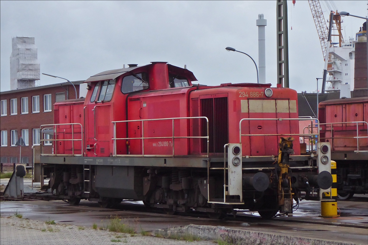 Diesellok 294 886-7 steht im Hafenbereich von Bremerhaven abgestellt, das Foto entstand vom Parkplatz neben den Gleisen am 15.09.2019 (Hans)