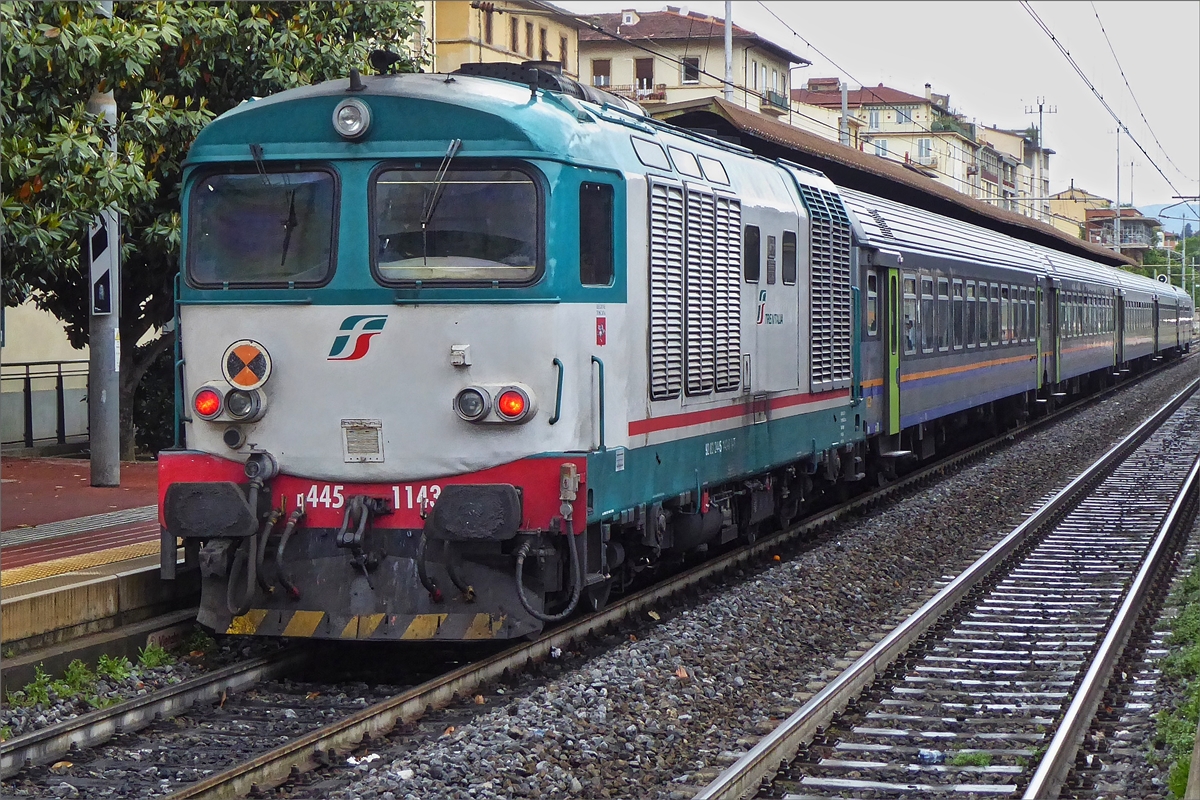 Diesellok D 445 1145 (92 83 2445 143-6 I-TI) schiebt ihren Zug durch den Bahnhof von Firenze Campo di Marte in Richtung Firenze Santa Maria Novella.  18.05.2019 (Hans)