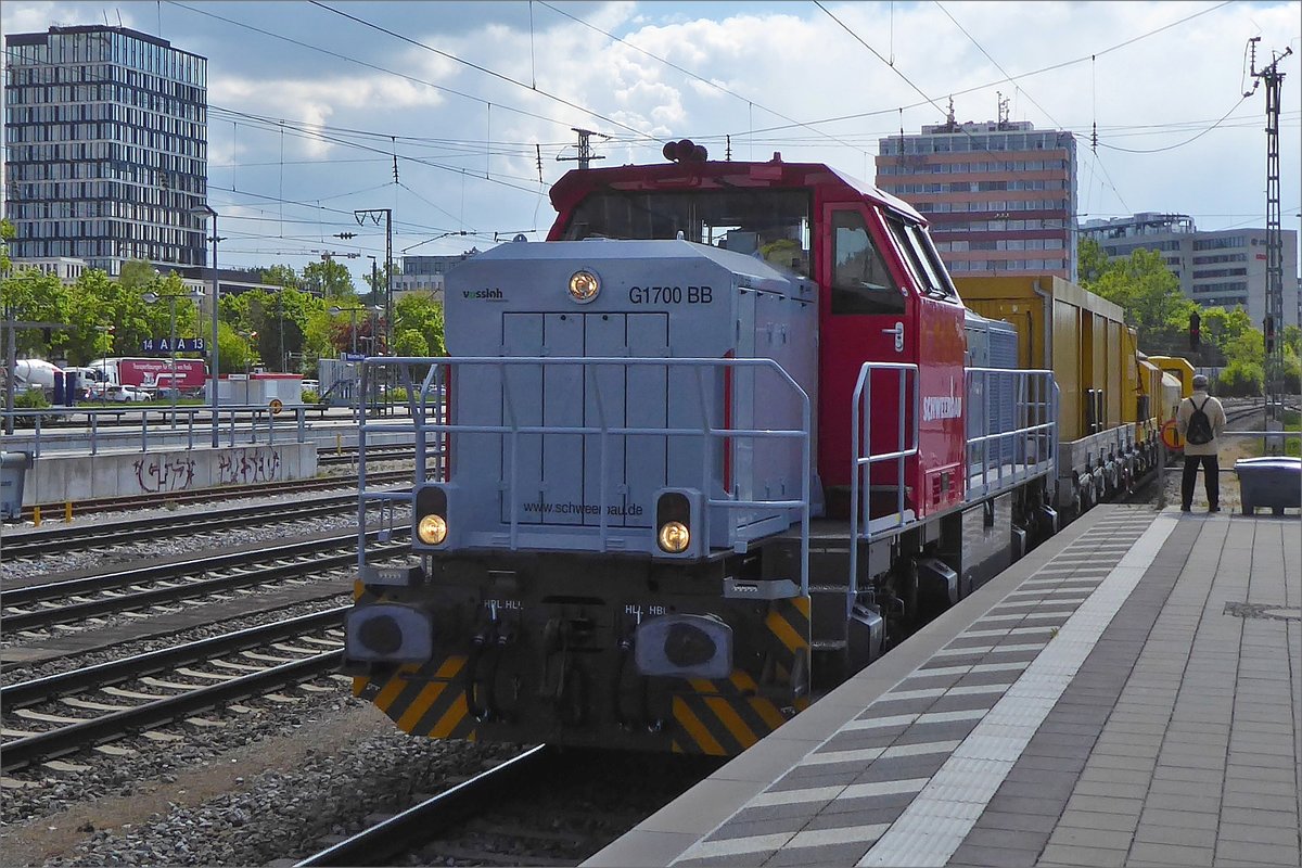Diesellok von Vossloh G 1700 BB, ohne erkennbare Nummer, der Gleisbaufirma Schweerbau zieht einen kurzen Bauzug durch den Bahnhof München Ost.  14.05.2019 (Hans)