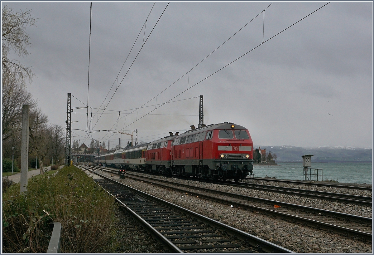 Diesellokklassiker: Zwei DB 218 Dieselloks verlassen mit ihre EC von Zürich nach München den Bahnhof von Lindau. 

14. März 2019