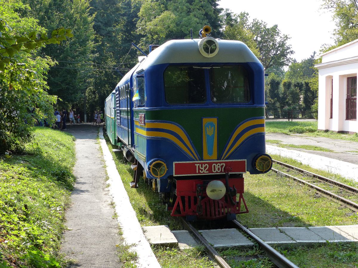 Diesellokomotive TU2 087 der Kindereisenbahn. Strijskij Park, Lviv Ukraine 31-08-2019. 

Diesellocomotief TU2 087 van de pionier of kinderspoorweg. Strijskij Park, Lviv, Oekrane 31-08-2019.