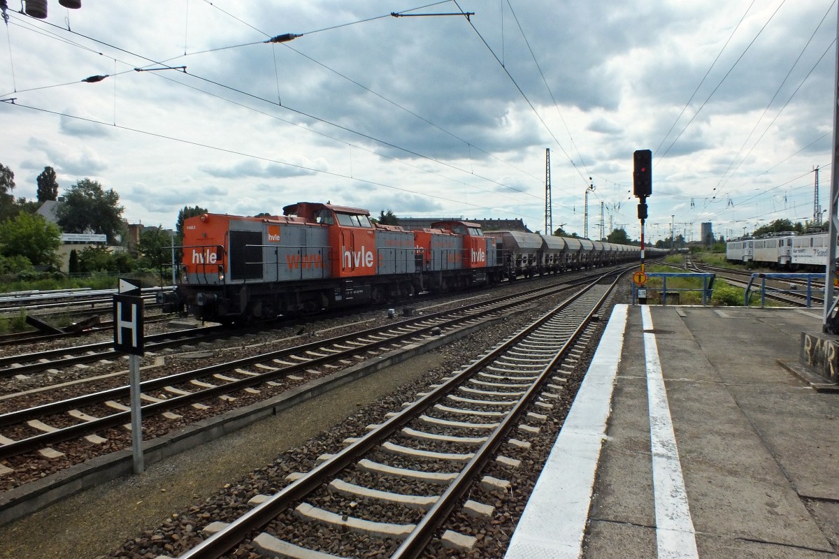 Diesen schier endlosen G�terzug zogen V160.5 (1203 143) und V160.6 (1203 144) der hvle am 04.06.14 durch Berlin-Lichtenberg.