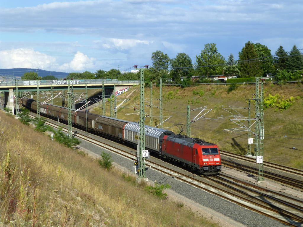 Dieser G�terzug mit 185 212 musste die Zugkreuzung des Regionalexpresses abwarten, bevor er weiter Richtung Westen fahren konnte.
