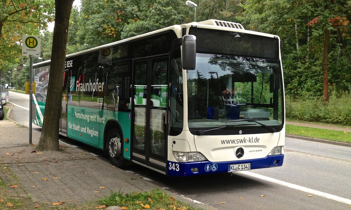 Dieser Mercedes-Benz Citaro Facelift der Stadtwerke Kaiserslautern (Wagen Nr. 343) stand w�hrend eines Bundesligaspiels des 1.FCK auf einem Parkplatz und wartete auf seinen Einsatz. Der Bus tr�gt Werbung des Fraunhofer Instituts f�r Experimentelles Software Engineering in Kaiserslautern.