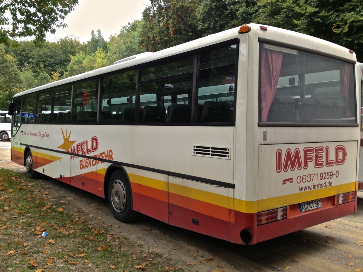 Dieser Mercedes-Benz O 408 von Imfeld Reisen aus Landstuhl stand w�hrend eines Bundesligaspiels des 1.FCK auf einem Parkplatz und wartete auf seinen Einsatz.
