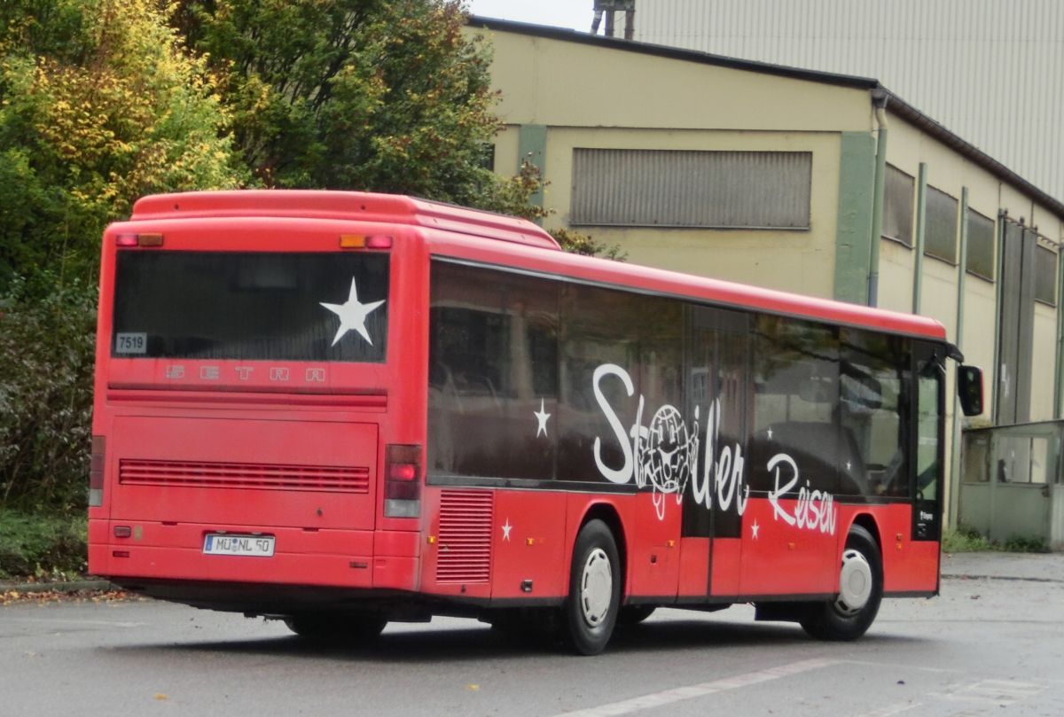 Dieser Setra S 315 NF von Stoiber Reisen aus Ranoldsberg bei Buchbach wird auf der RBO-Linie 7519 Freimehring - Altötting eingesetzt. Er stammt von der RVS / Südwestbus (Wagennr. KA-RS 446), ist Jahrgang 1996, hat 45+2 Sitzplätze (Überlandbestuhlung 'SC'), Schiebetüren und als Antrieb einen Reihensechszylinder Typ MB OM 447 hLA mit 184 kW (250 PS) sowie ein Sechsgang-Handschaltgetriebe vom Typ ZF S 6-85.
Die Aufnahme entstand am 17. 10. 2014 am Ampfinger Bahnhof.