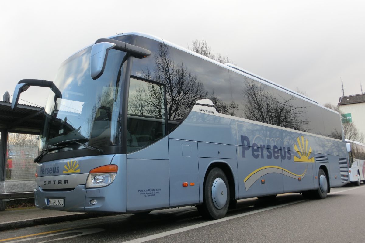 Dieser Setra S 415 GT-HD mit Hecktür ist seit 2012 im Fuhrpark von Perseus-Reisen aus Neumarkt-St. Veit. Zur Ausstattung gehören 42 Setra-Schlafsessel vom Modell 'Voyage Supreme' (zzgl. Reiseleitersitz), eine TV-Anlage mit zwei ausfahrbaren Flachbildschirmen und ein Fußboden in dunkler Holzoptik. Aufgrund der Hecktür befinden sich bei diesem Fahrzeug die Bordküche und die Toilette im Heck. Angetrieben wird Reisebus aus der Setra ComfortClass von einem Reihensechszylinder Typ MB OM 457 LA (BlueTecEEV) mit 315 kW (428 PS) und dem Sechsgang-Schaltgetriebe MB GO 210-6.
Aufgenommen wurde er hier am 2. 4. 2015 am Bahnhof in Ampfing, als er auf einem Schienenersatzverkehr zwischen Mühldorf/Inn und Ampfing (Bahnstrecke Mühldorf - München) im Einsatz war.