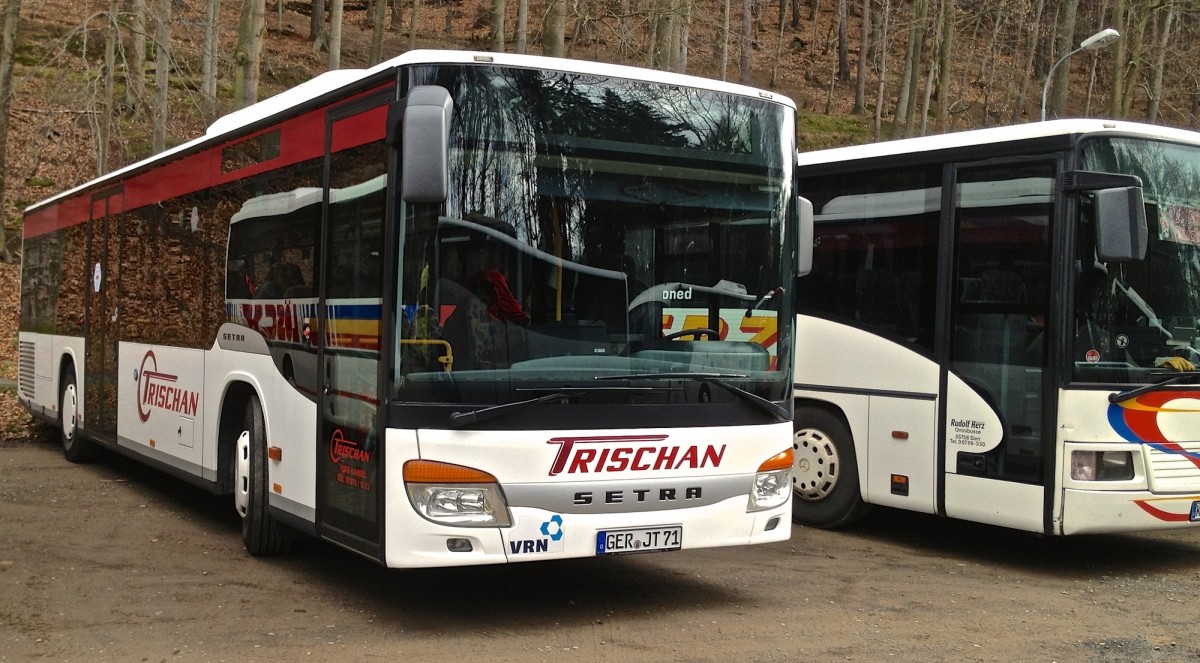 Dieser Setra S415 NF von Trischan Reisen war am 23.02.2014 whrend eines Bundesligaspiels des 1.FC Kaiserslautern auf einem Parkplatz abgestellt.