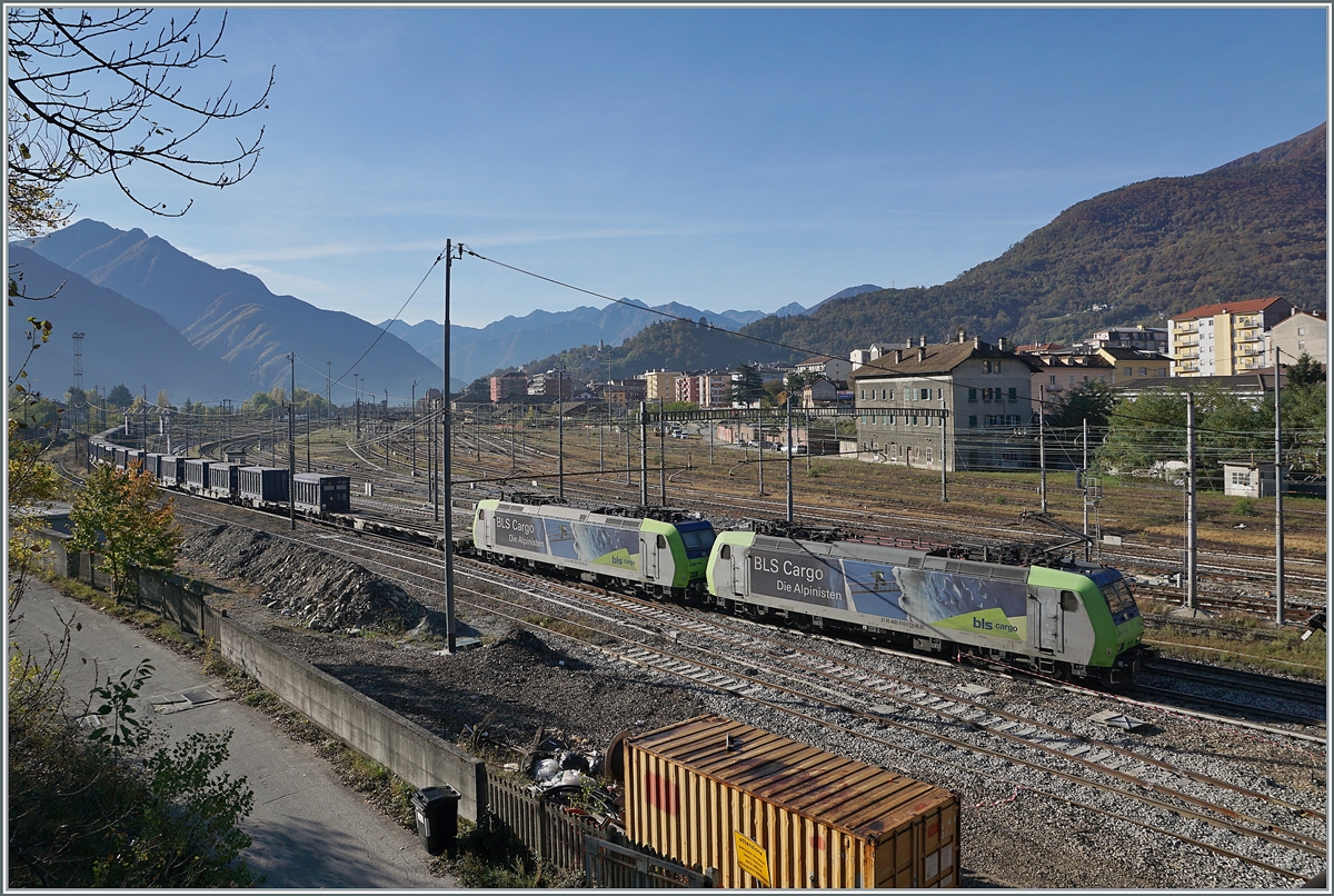 Dieses Bild zeigt neben den BLS Re 485 014 und einer weiteren Re 485 mit ihrem Güterzug eine Überblick über die vielen leeren Geleise von Domodossola.

28. Oktober 2021