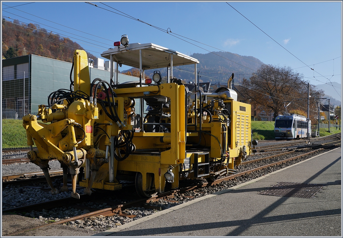 Dieses in Blonay stehende Bahnbaugerät trägt die Sersa  Inventar N° 121000 und wurde 1985 von der Firma Plasser & Theurer unter der Fabriknummer 2734 als Type UNIMA 1 in Österreich konstruiert.
14. Nov. 2018