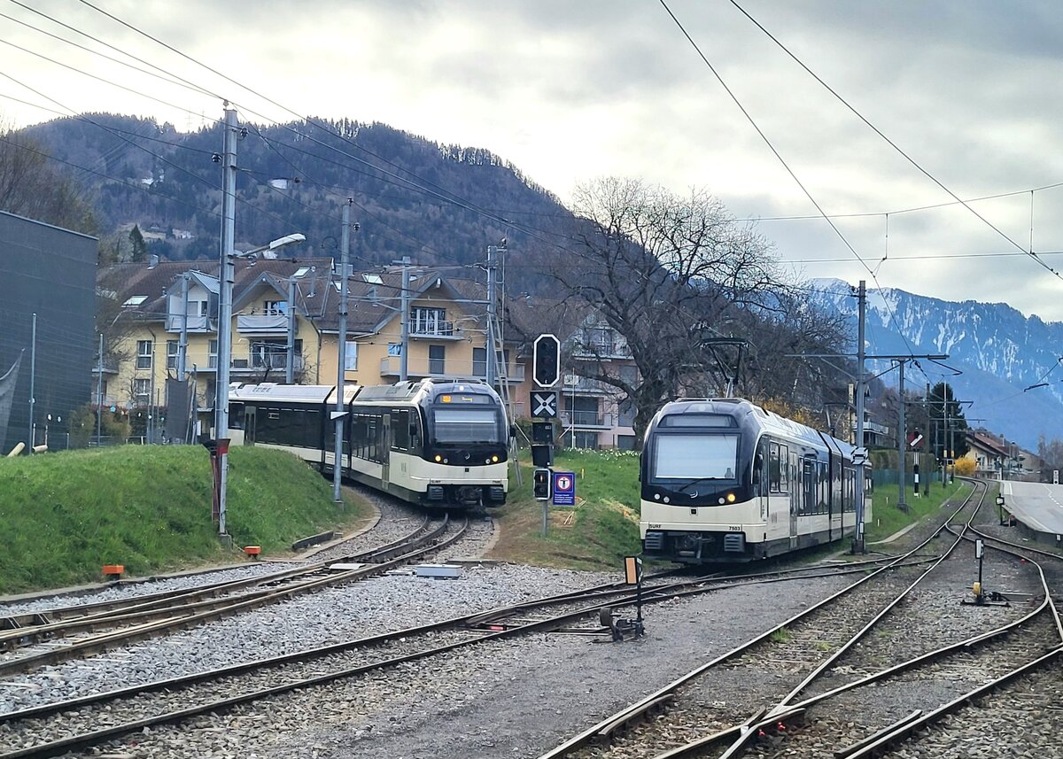 Dieses Handy Bild zeigt die seit Ende M�rz bestehende Situation der Zahnstange in Blonay: Neuerdings beginnt diese erst nach der letzten Weiche in Richtung Les Pl�iades.
Im Bahnhof wurden alle Zahnstangenabschnitte entfernt.

4. April 2026
