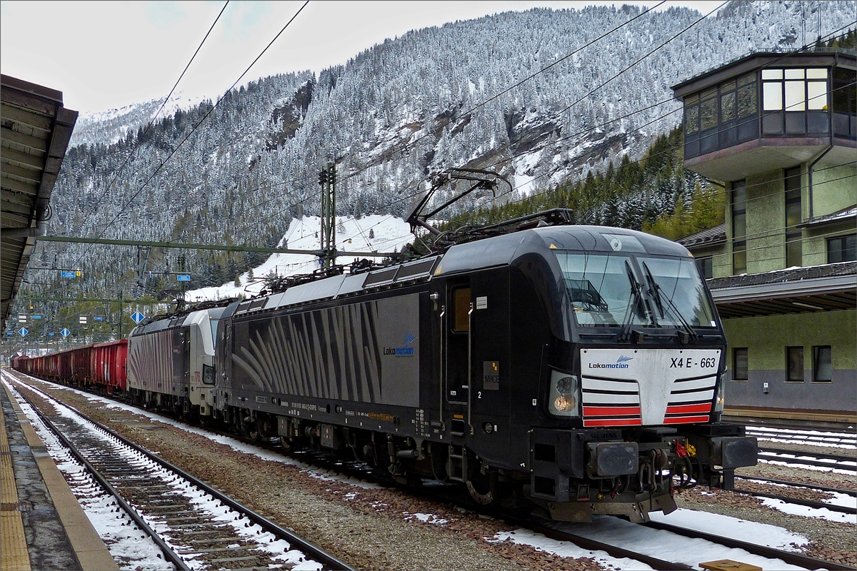 Dispolok 193 663-2 wartet mit ihrem Güterzug am Brenner auf die weiterfahrt in Richtung Bozen. 15.05.2019 (Hans)
