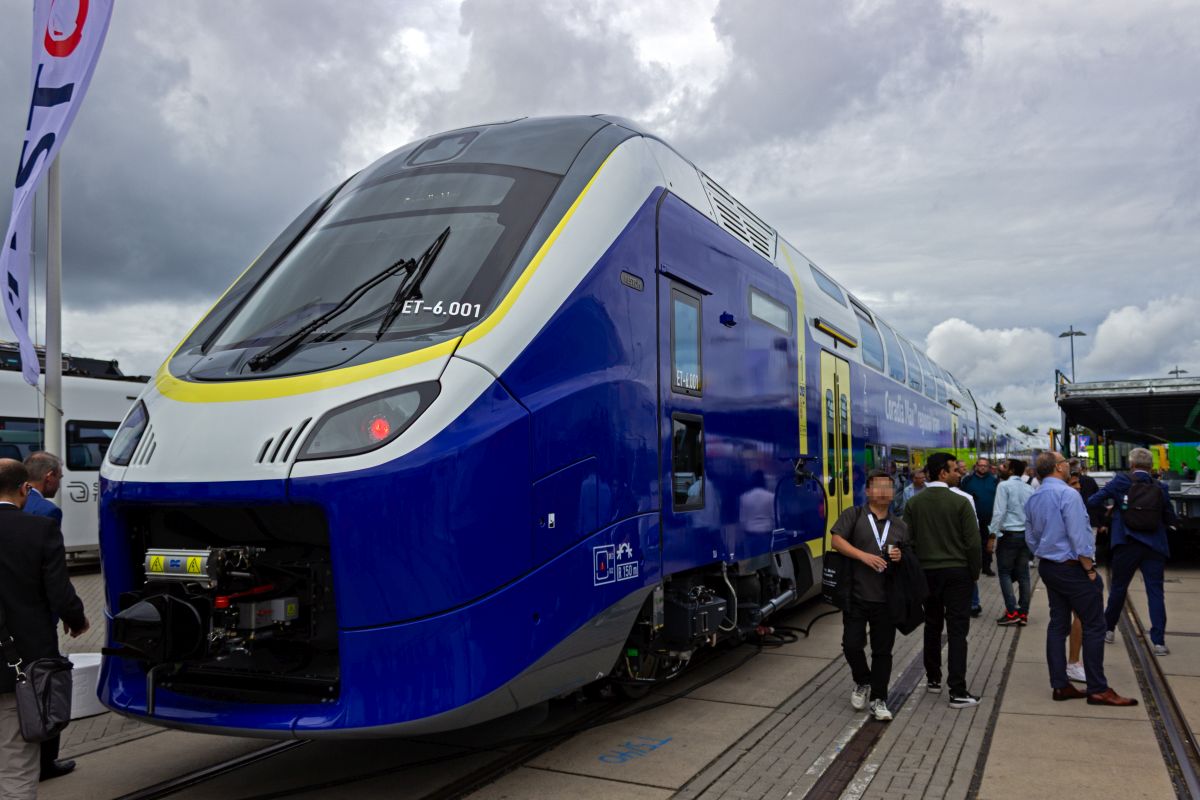 Diverse Hersteller von Schienenfahrzeugen haben mit Verz�gerungen bei der Auslieferung ihrer Fahrzeuge zu k�mpfen. Alstom ist in diesem Bereich mit den Coradia Max-Triebwagen f�hrend. Der auf der InnoTrans ausgestellte 447 001 geh�rt zu einer Serie f�r den Nahverkehr in Niedersachsen und Bremen, die Anfang 2021 bestellt wurde und Ende 2024 in Betrieb genommen werden sollte. Nach mehrmaliger Verz�gerung ist nach aktuellem Stand der Einsatz der ersten Exemplare ab Fr�hjahr 2026 geplant - wenn es keine weiteren Probleme gibt.