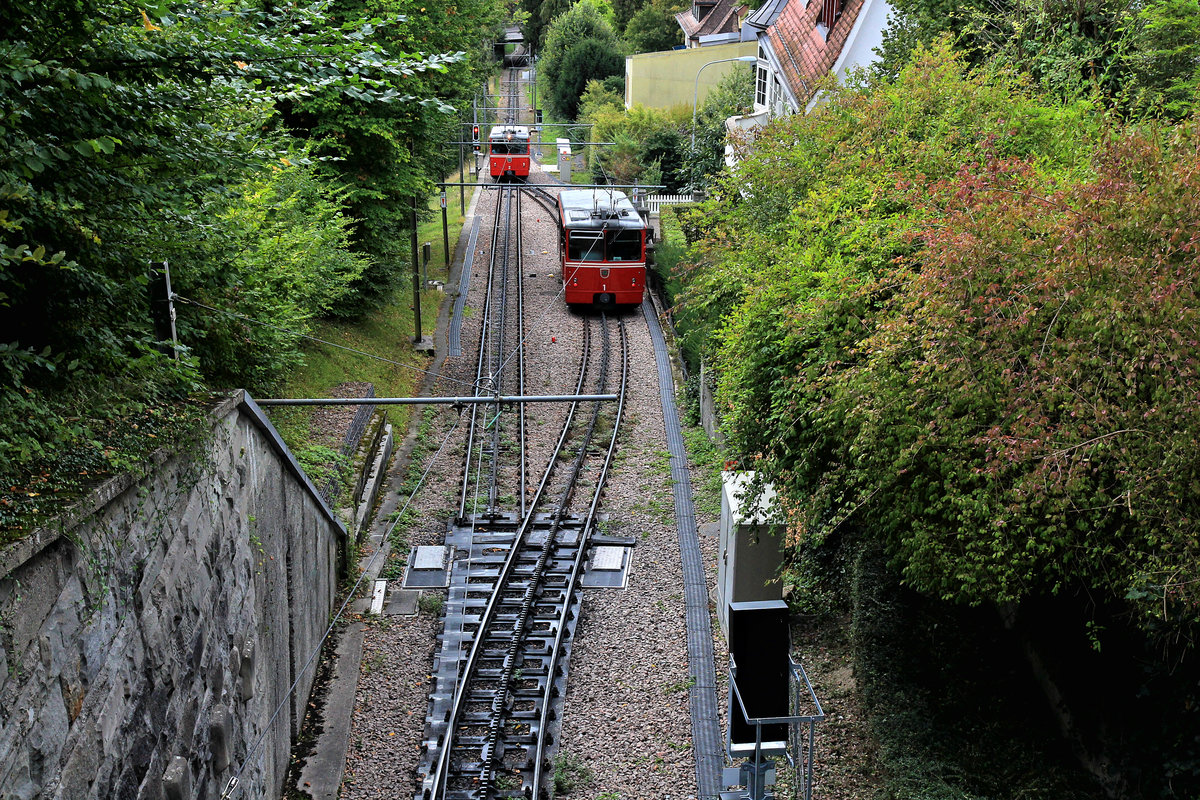 Dolderbahn, Zürich, die interessante Kreuzung: Blick nach unten, auf das Gleis, wo  Wagen 1 heruntergekommen ist. Die Strecke für den heraufkommenden Wagen 2 endet blind. 24.Sep.2020