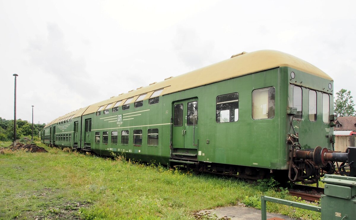 Doppelstockwagen DR DBvq 50 50 26-12 089-7, die letzte vollständige Zugeinheit dieser Bauart im Eisenbahnmuseum Weimar am 05.08.2016.