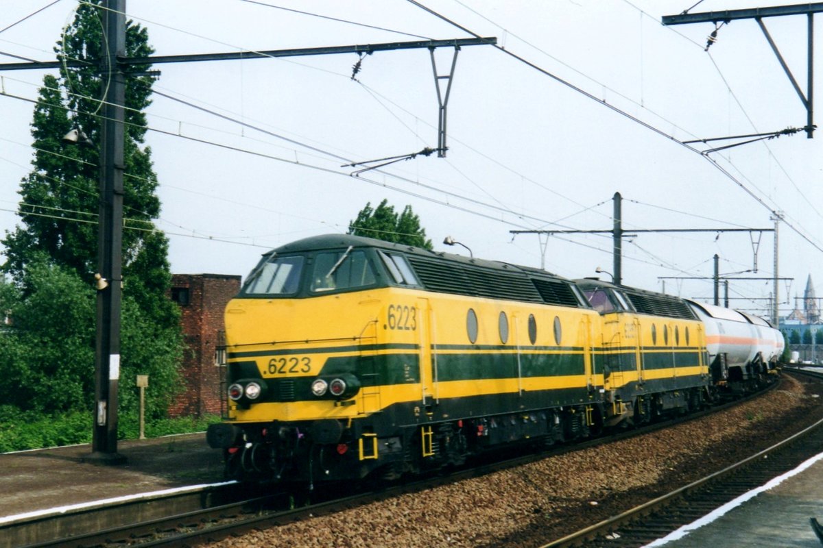 Doppeltraktion mit 6223 für ein Gaskesselwagenzug durch Antwerpen-Dam am 16 Mai 2002.