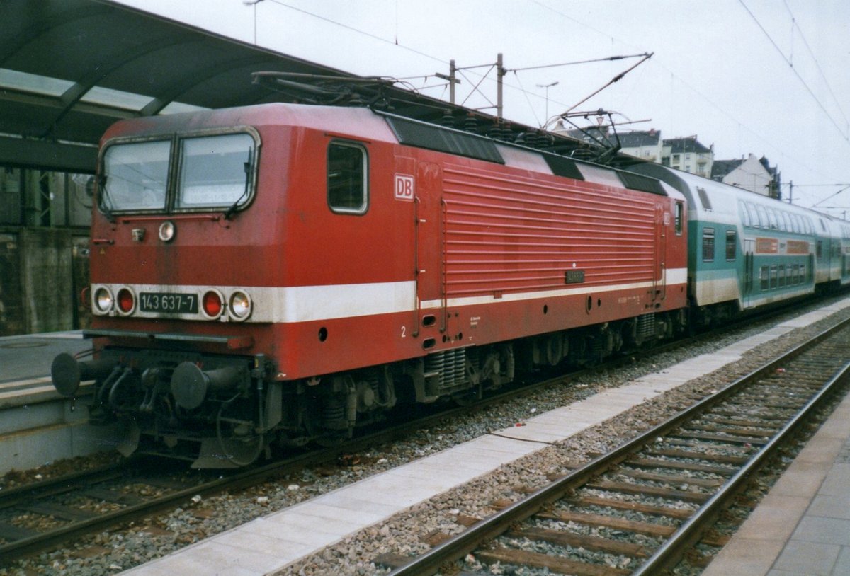DoSto mit 143 637 steht am 13 April 2000 in Koblenz Hbf. 