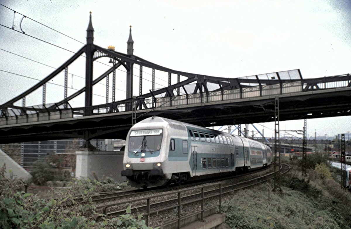 Dosto-Steuerwagen unter der Neutorbrücke in Ulm am 10.11.1997.