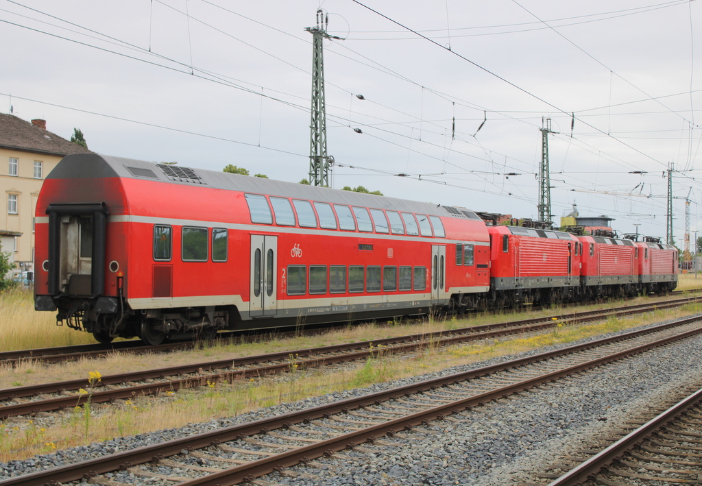 Dosto-Überführung mit 112 183-9 und 143 242-6 und 112 120-1 von Rostock nach Cottbus am Mittag des 27.06.2025 im Rostocker Hbf 