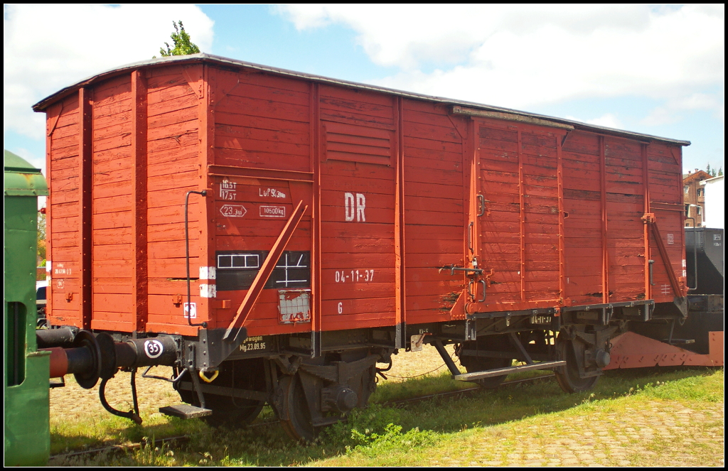 DR 04-11-37 G in Magdeburg Neustadt, 10.05.2015
<br><br>
Der gedeckte G�terwagen stand w�hrend des Familienfest der Magdeburger Eisenbahnfreunde auf einem Seitengleis am Handelshafen.
