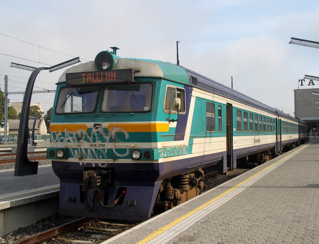 DR 1BJ-2709 stand am 09.09.2013 im Bahnhof Tallinn