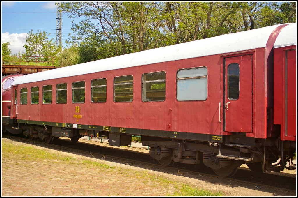 DR 50 50 28-13 853-3 Srg in Magdeburg Neustadt, 10.05.2015. In einem Pendelzug beim Familienfest der Eisenbahnfreunde Magdeburg war dieser Personenwagen der Gattung Srg eingereiht. Entstanden ist dieser Wagen aus einem Umbau eines Bghw-Wagens.