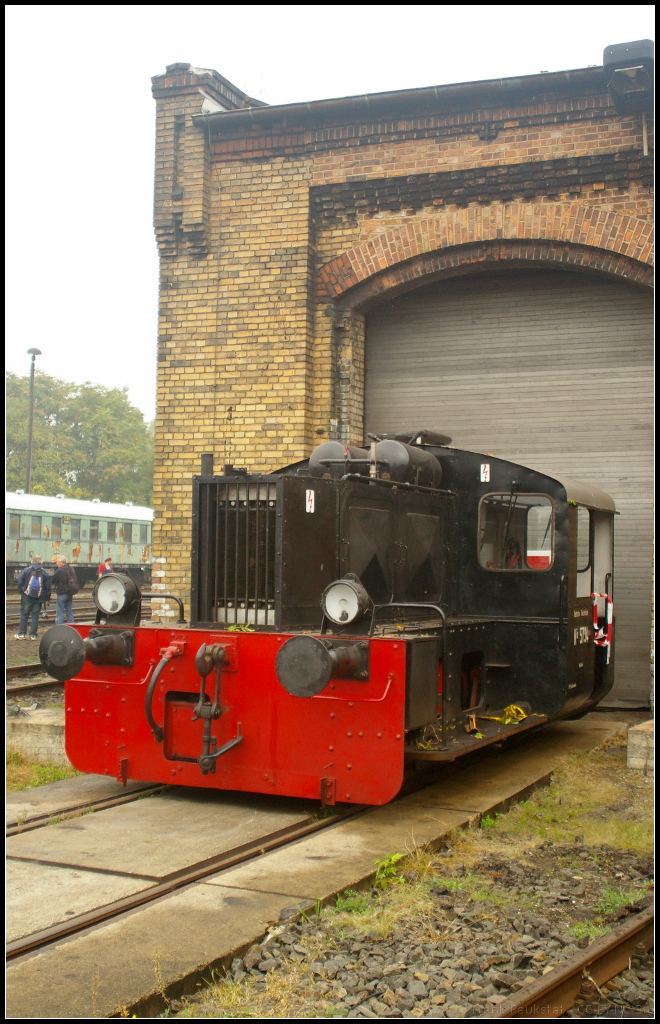 DR K� 5734 in Berlin-Schoeneweide, 20.09.2014
<br><br>
Beim 11. Berliner Eisenbahnfest stand auch diese kleine K� vom Typ LDFE 110 am Ringlokschuppen. Ausgeliefert wurde die Kleinlok vom Hersteller BMAG im Jahr 1938 an die Niederbarnimer Eisenbahn-AG (NbE) als K� 04. 1950 wurde sie von der Deutschen Reichsbahn der DDR als K� 5734 �bernommen. Die erste Umzeichnung erfolgte 1970 in 100 934-9, im Jahr 1992 in 310 934-9. Die Ausmusterung erfolgte 1994 in Berlin-Pankow. Im Jahr 1998 kam sie zu den Dampflokfreunde Berlin e. V.