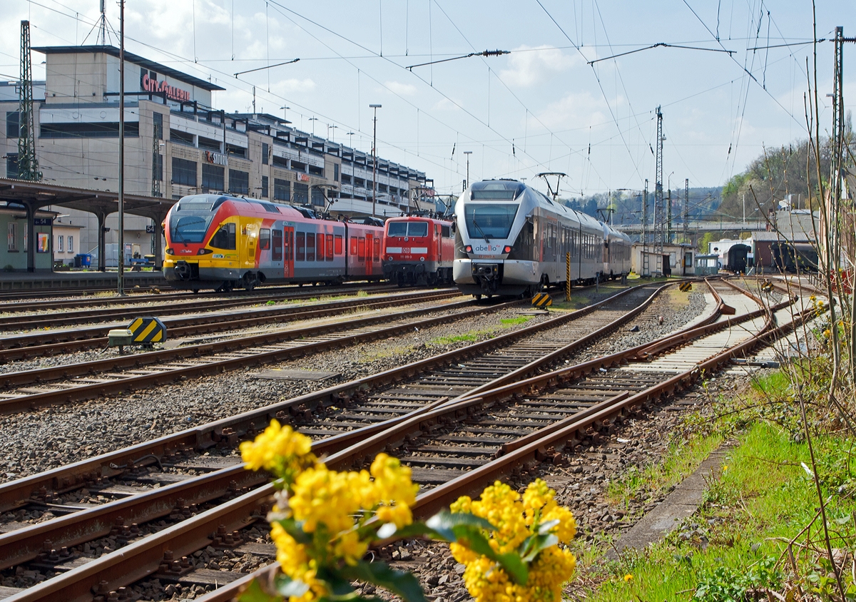Drei Bahngesellschaften fahren den Hauptbahnhof Siegen an, und so stehen auch am 06.04.2014 im Abstellbereich Züge von den drei unterschiedlichen Bahngesellschaften. Von links nach rechts: 429 543/043 ein fünftiliger LINT der HLB  (Hessischen Landesbahn), 111 011-3 der DB Regio NRW  und ET 22003 und ein weiterer zweiteiliger FLIET der Abellio Rail NRW.