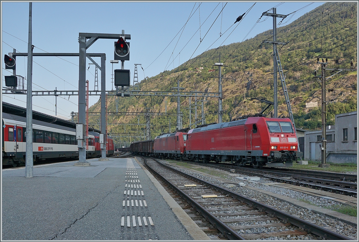 Drei DB 185 mit der 185 133-6 an der Spitze erreichen mit ihrem langen Tonerdezug den Bahnhof von Brig.

21. Juli 2021