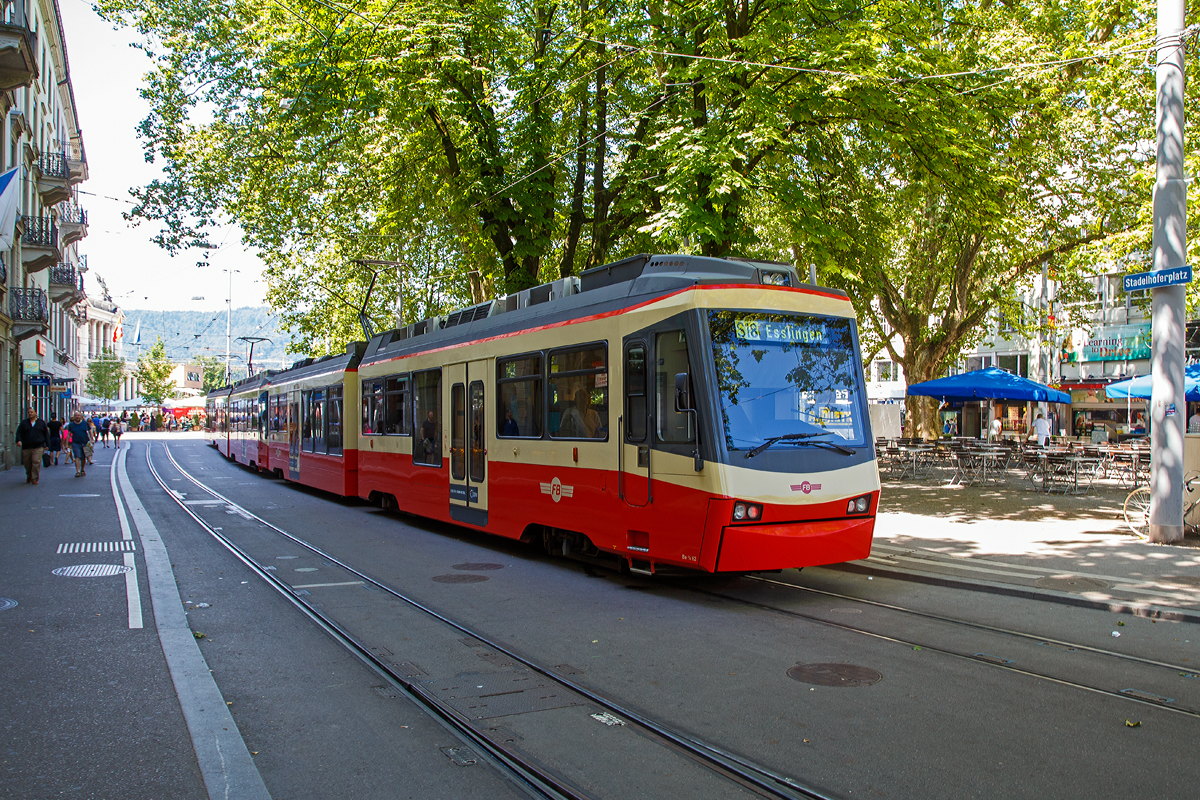 Drei gekuppelte Stadler Be 4/6 (Nr. 62, 67und 68 „Egg“) der Forchbahn stehen am 07.06.2015 am Bahnhof Zürich Stadelhofen, als S18 in Richtung Esslingen, zur Abfahrt bereit.

Die Forchbahn ist eine meterspurige Schmalspurbahn, die zwischen Zürich und Esslingen verkehrt, und der gleichnamigen Forchbahn AG (FB) gehört. Der Name stammt von der Ortschaft Forch und dem gleichnamigen Pass (676 m ü. M.) zwischen dem Zürichsee und dem Greifensee, der von der Bahn auf etwa halber Strecke überwunden wird.

Die Forchbahn wurde am 27. November 1912 eröffnet und löste eine seit 1905 bestehende Autobuslinie ab, was für die damalige Zeit eher ungewöhnlich war. Seit ihrer Eröffnung ist die Forchbahn durch die gemeinsame Direktion und Betriebsführung eng mit den heutigen Verkehrsbetrieben Zürich (VBZ) verbunden.

Die befahrene Streckenlänge beträgt ca. 16 Kilometer, davon gehören 13.06 Kilometer (Rehalp–Esslingen) der Forchbahn und umfassen zwei Tunnel mit 280 und 1.750 Metern Länge. Die Strecke zwischen Rehalp und Neue Forch ist doppelspurig ausgebaut und für den Gleiswechselbetrieb ausgelegt, der Fahrbetrieb erfolgt elektrisch mit 1200 Volt Gleichstrom. In Zürich wird zwischen Rehalp und dem Bahnhof Zürich Stadelhofen auf ca. drei Kilometern Länge das Netz der Straßenbahn Zürich befahren. Es gehört den VBZ und ist wie alle Zürcher Tramstrecken doppelspurig ausgebaut und mit 600 Volt Gleichstrom elektrifiziert, und wird grundsätzlich im Einrichtungsbetrieb befahren.

Anfangs brachte die Forchbahn – im Volksmund Tante Frieda genannt – insbesondere Milch vom Land in die Stadt Zürich. Heute dient sie hauptsächlich dem Transport von Pendlern nach Zürich und von Ausflüglern in die Pfannenstiel-Region. Die Züge verkehren tagsüber im Viertelstundentakt und abends im Halbstundentakt. 

Die  Forchbahn  AG  beschaffte  dreizehn  neue  Niederflur-Triebzüge, vom Typ Stadler Be 4/6 für den  Einsatz  auf  der  Strecke  Zürich  Stadelhofen  –  Esslingen.  Das Stadler–Fahrzeugkonzept erlaubte den Bau von zweiteiligen Niederflurtriebzügen unter Verwendung von bewährten GTW-Komponenten, sie zählen zu der Stadler Produktfamilie „Tango“  und werden auch als FB – 2000 bezeichnet.

Durch die zentrale Anordnung der Traktionsausrüstung im Triebwagen über den zwei Triebdrehgestellen steht  genügend  Traktionsleistung  auch  für  größere  Steigungen  zur Verfügung. Nach demselben Konzept   wurden   auch   die   zwei dreiteiligen Niederflurtriebzüge für die Trogenerbahn gebaut.

Technische Daten:
Spurweite: 1.000 mm
Achsanordnung:  Bo’Bo’2’
Fahrzeugart: Zweirichtungsfahrzeug
Länge über Kupplung:  25.147 mm
Einstiegbreite: 1.300 mm
Fahrzeugbreite: 2.400 mm
Fahrzeughöhe: 3.650 mm
Eigengewicht: 33,7 t
Achsabstand Motordrehgestell: 1.860 mm
Achsabstand Laufdrehgestell: 1.700 mm
Treib- und Laufraddurchmesser (neu): 680 mm
Dauerleistung am Rad: 400 kW 
Max Leistung am Rad: 540 KW
Anfahrzugkraft (bis 22 km/h): 90 kN 
Anfahrbeschleunigung brutto: 1,2 m/s²
Höchstgeschwindigkeit: 80 km/h
Speisespannung: 600V  und 1.200 V DC
Sitzplätze: 59
Klappsitze:  6
Stehplätze (4 Pers. /m²): 66
Fußbodenhöhe: 350 mm (Niederflur) / 876 mm (Hochflur)
