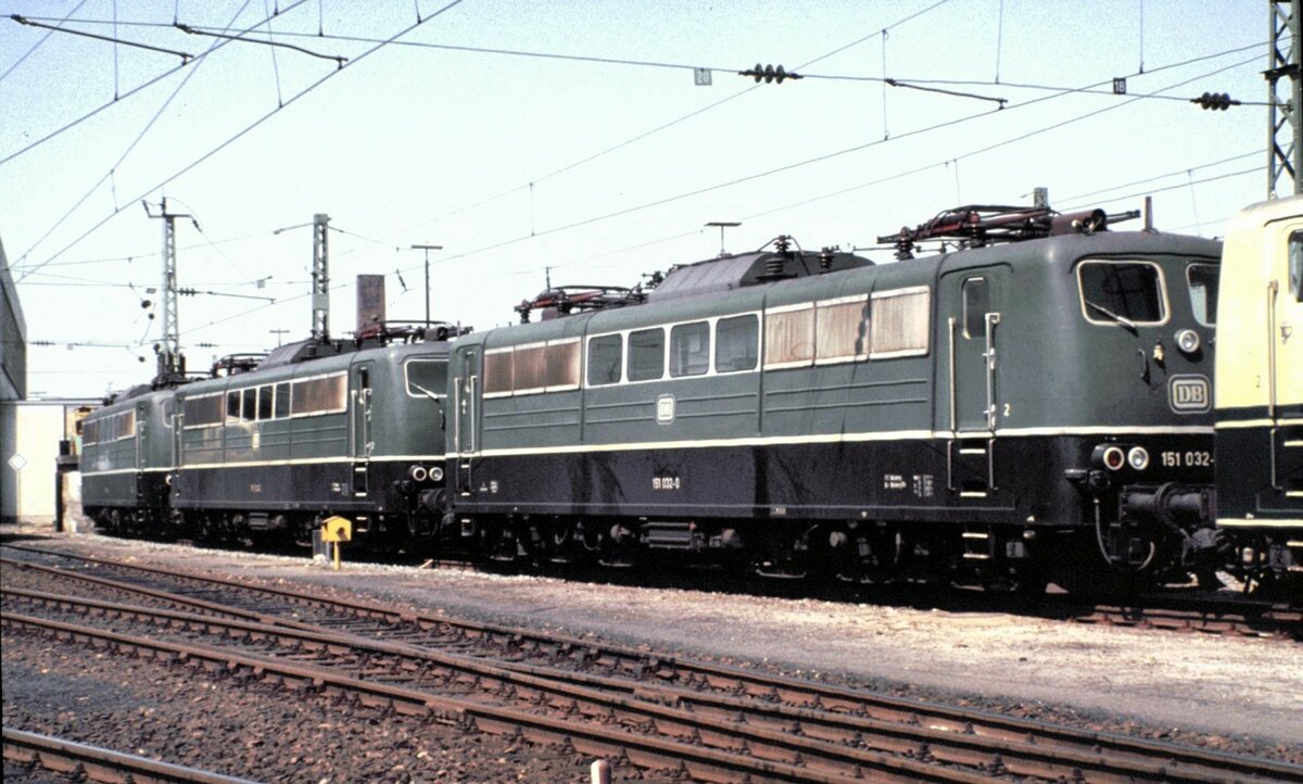 Drei grüne 151 im Bw Regensburg bei einer Führung am 15.05.1982.