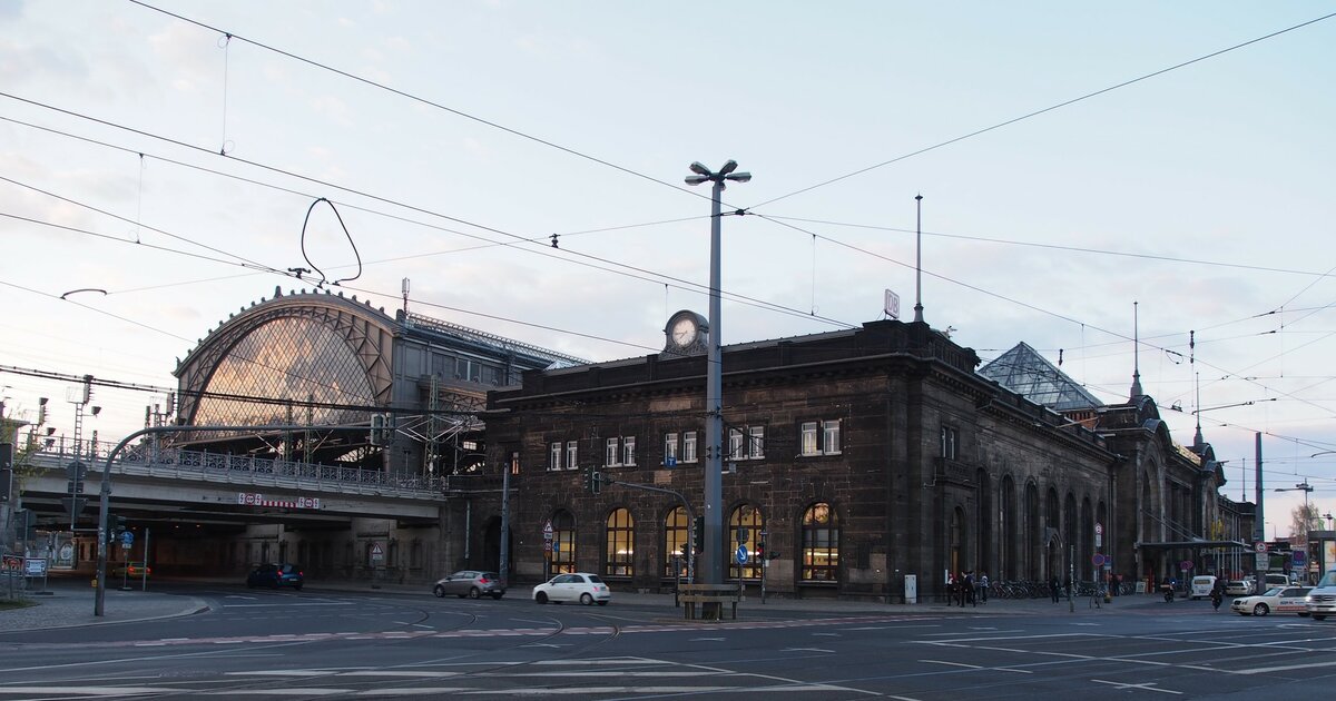 Dresden Neustadt Bahnhofsgebäude bei Sonnenuntergang am 18.04.2015.