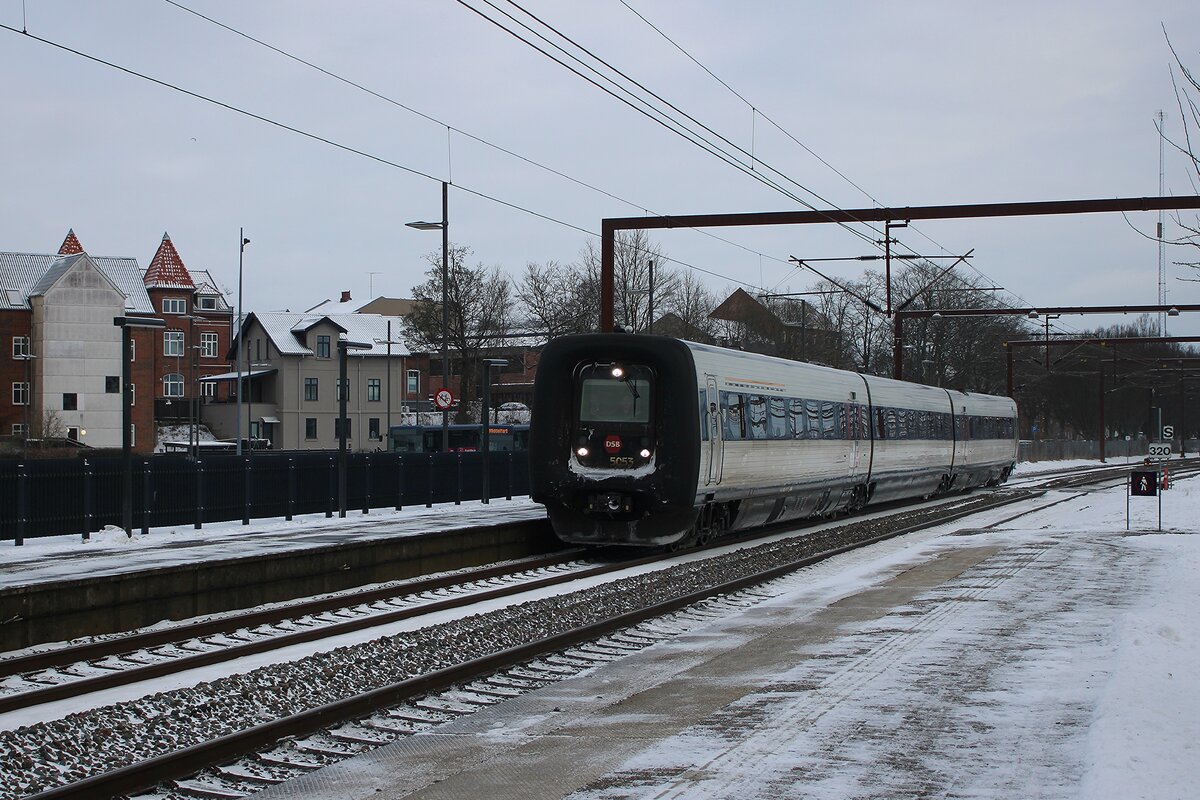 DSB 5053 treft als der stündlich verkehrender IC nach Esbjerg am 18 Februar 2026 in Kolding ein.