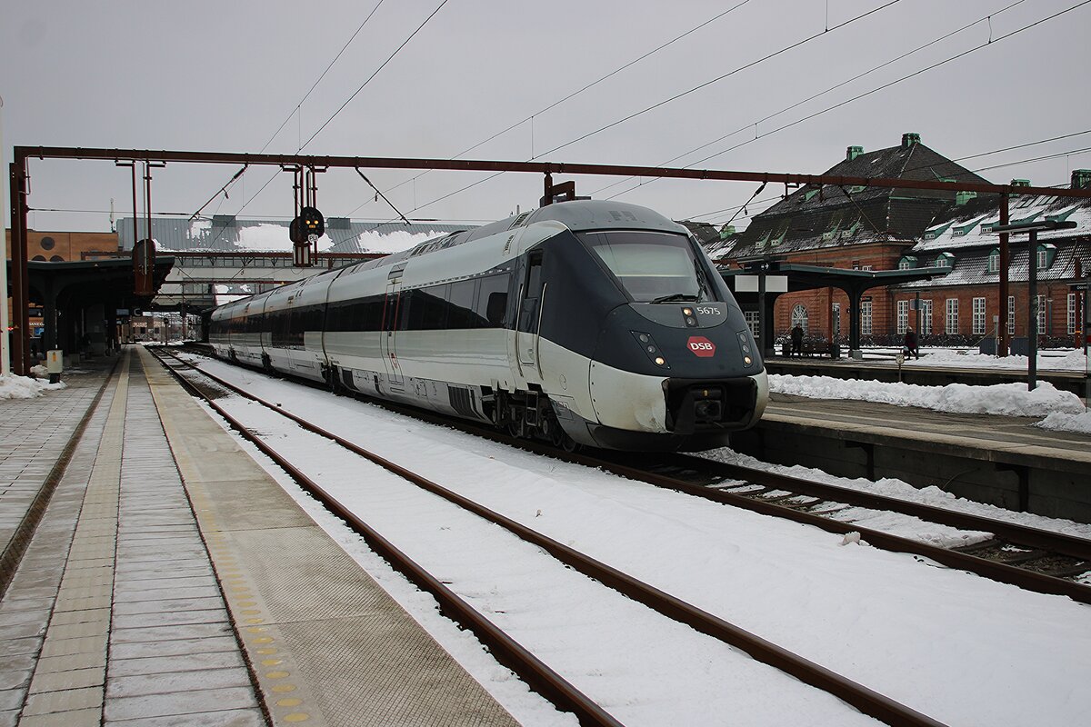 DSB 5672 verlasst Odense am 16 Februar 2026. Diese umstrittene Baureihe hätte das InterCity-Verkehr in Dänemark grundlegend modernisieren sollen, wurde aber zum teuerste Bahnflop je in Danemark. Einige Triebzüge sind schon verschrottet, einige sind nach Rumänien verkauft worden und die restliche von AnsaldoBreda gebaute üngetüme sollen in die nächste Jahren ausgemüsterd worden. Heute sind die Flopps beschränkt auf Regionalverkehre.
