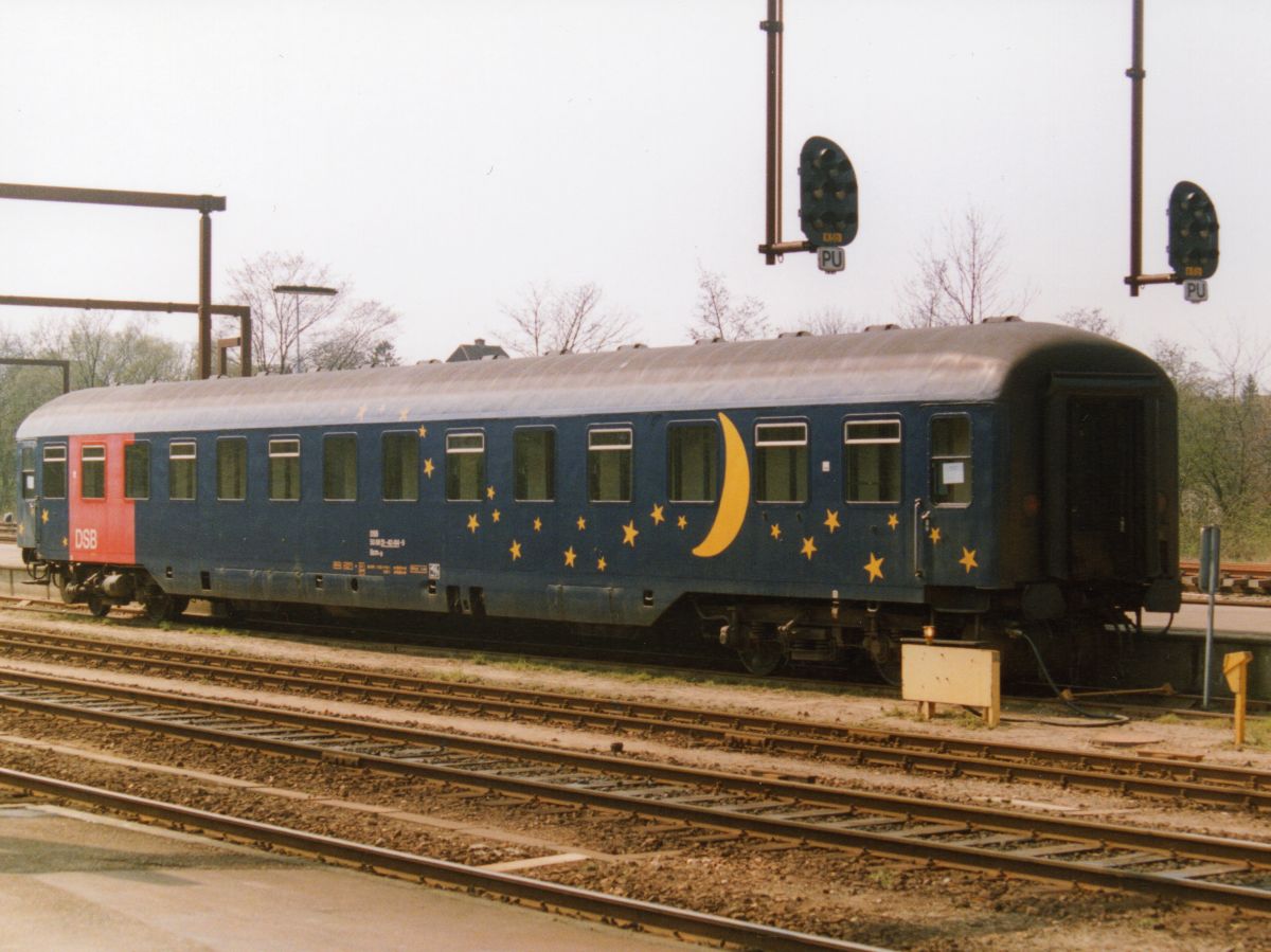 DSB Bcm Liegewagen mit Nummer 50 86 51-40 414-9 Fredericia, Denemarken 24-04-1993. Scan und Bild: Hans van der Sluis

DSB Bcm ligrijtuig met nummer 50 86 51-40 414-9 Fredericia, Denemarken 24-04-1993. Scan en foto: Hans van der Sluis