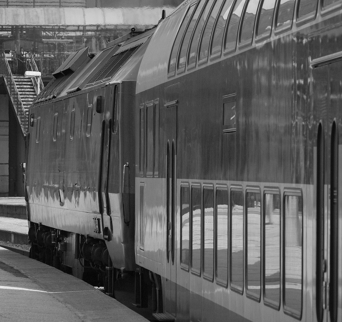 DSB Bombardier Dosto und Power Diesel ME 1506 in einer s-w Version. Aarhus 13.05.2011