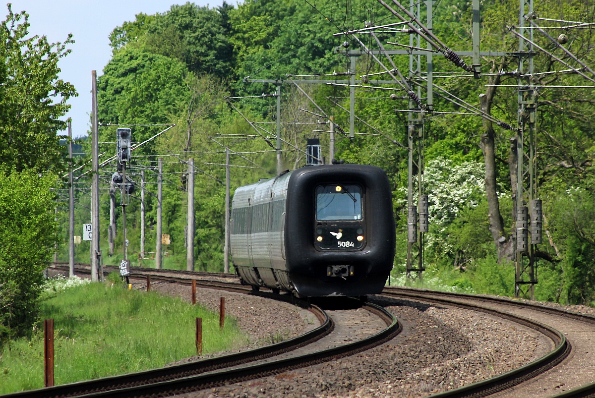 DSB IC3 MFA/FF/MFB 50/5475284 als IC 383 (Aarhus st - Hamburg Hbf) hat gerade das Esig Schleswig passiert. 22.05.2017