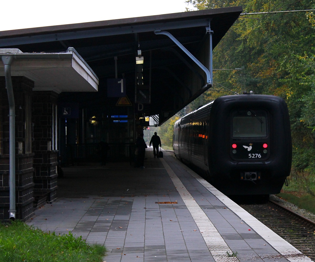 DSB IC3 MF/FF/MFA 50/54/5276 als IC 5276 nach København/Kopenhagen steht abfahrbereit im Bahnhof von Flensburg. 11.10.2013 