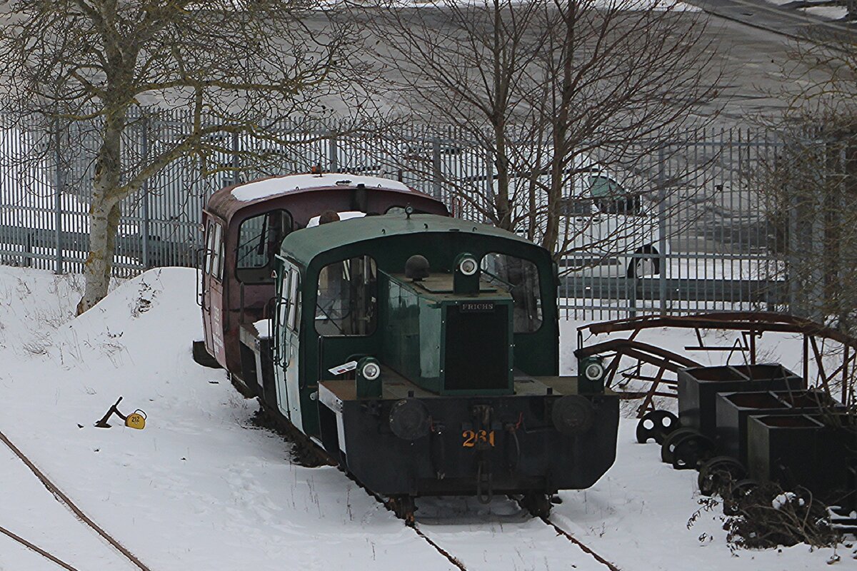 DSB Köf 261 steht am 16 Februari 2026 auf das Gelände des Dansk Jernbanemuseet (Dänisches Eisenbahnmuseum)  in Odense und wird vom Bahnhofsbrücke fotografiert.